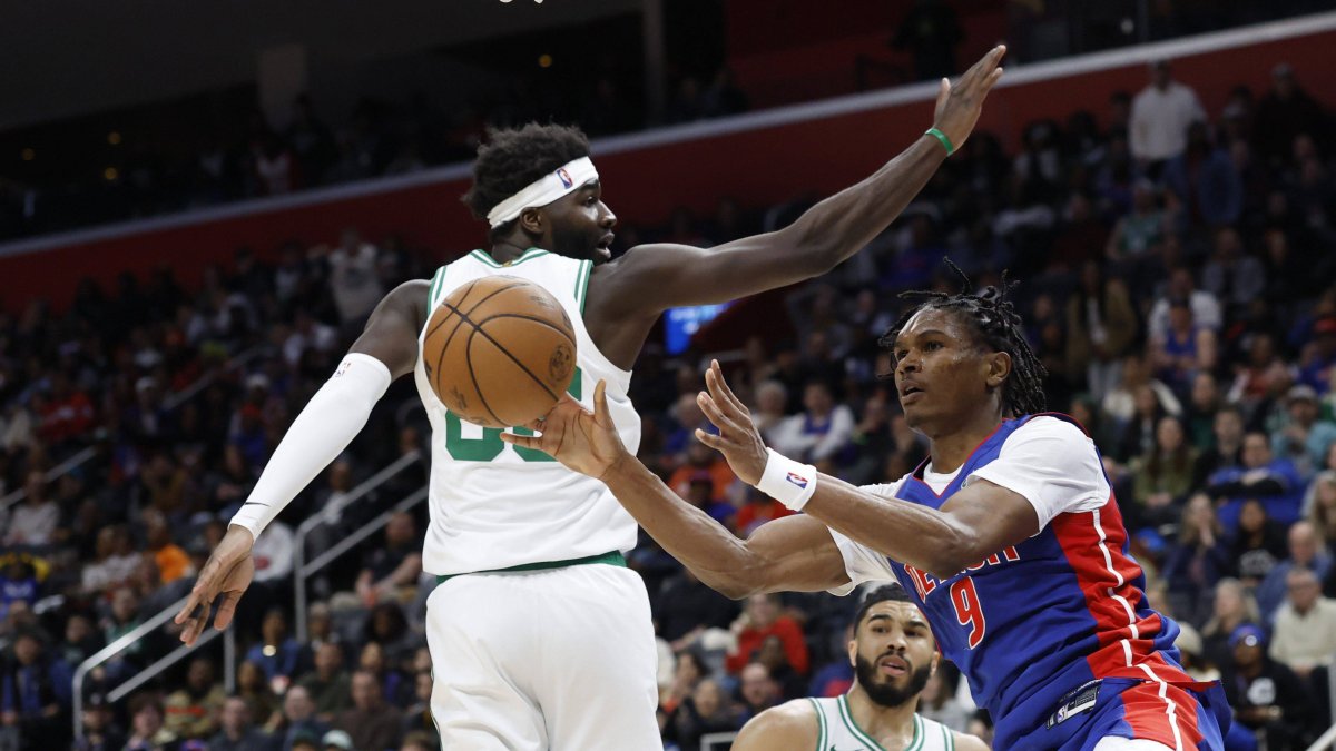 Ausar Thompson (9) supera al jugador de los Celtics Neemias Queta