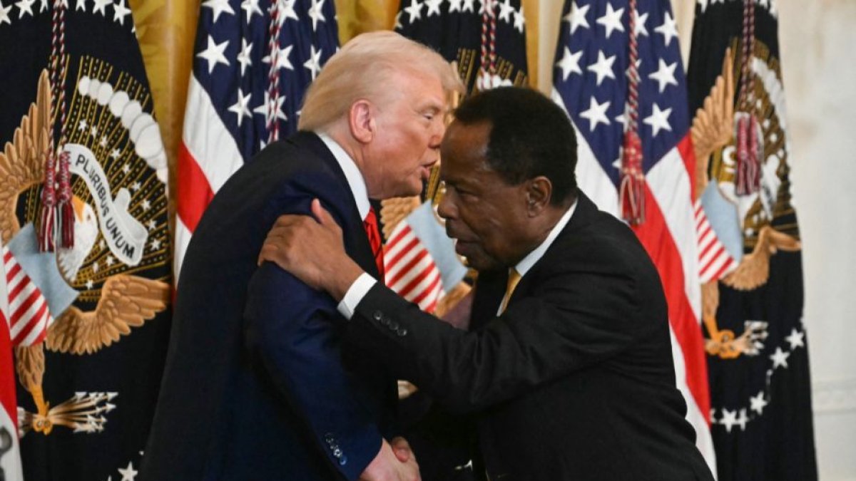 Donald Trump estrecha la mano de Leo Terrell