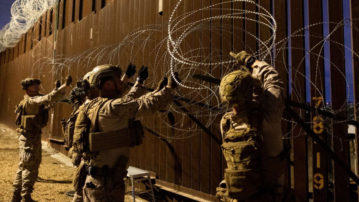 Infantes de Marina instalan alambre en la frontera sur