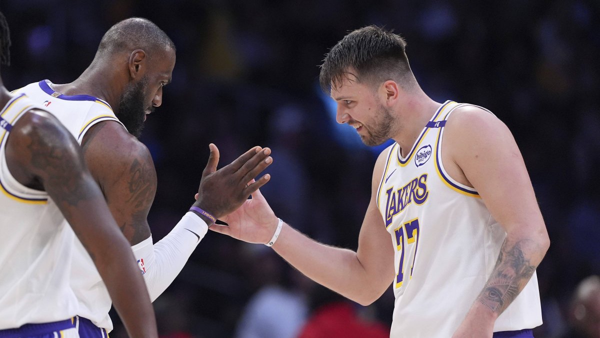 LeBron James y Luka Doncic celebran la victoria