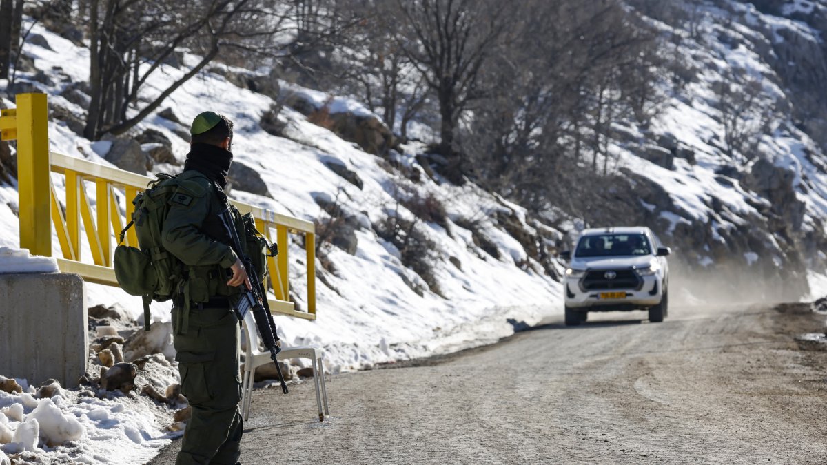 Un soldado israelí cerca de la frontera con Siria