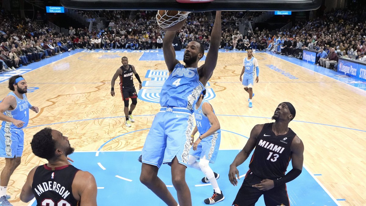 Evan Mobley anota frente a los Miami Heat