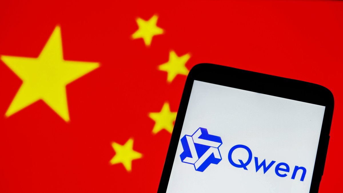 Logo del modelo de IA Qwen de Alibaba sobre una bandera china