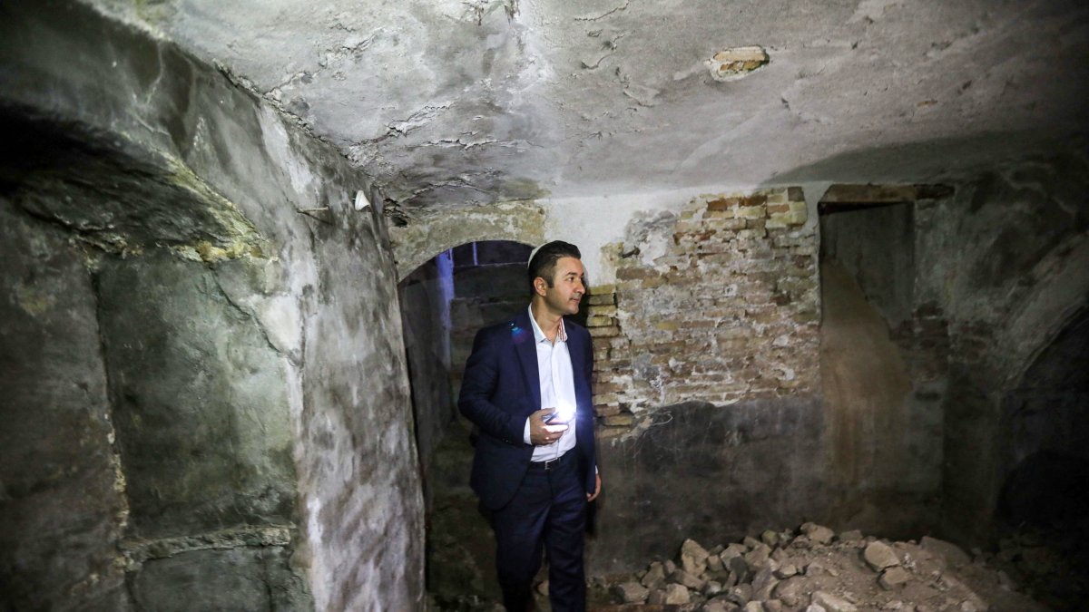 Un hombre judío kurdo iraquí, se encuentra en una sinagoga judía en ruinas en Arbil, la capital de la región autónoma kurda del norte de Irak, el 5 de julio de 2020.