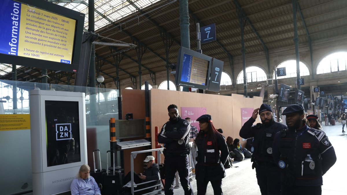 Agentes de Policía, en la Estación del Norte de París