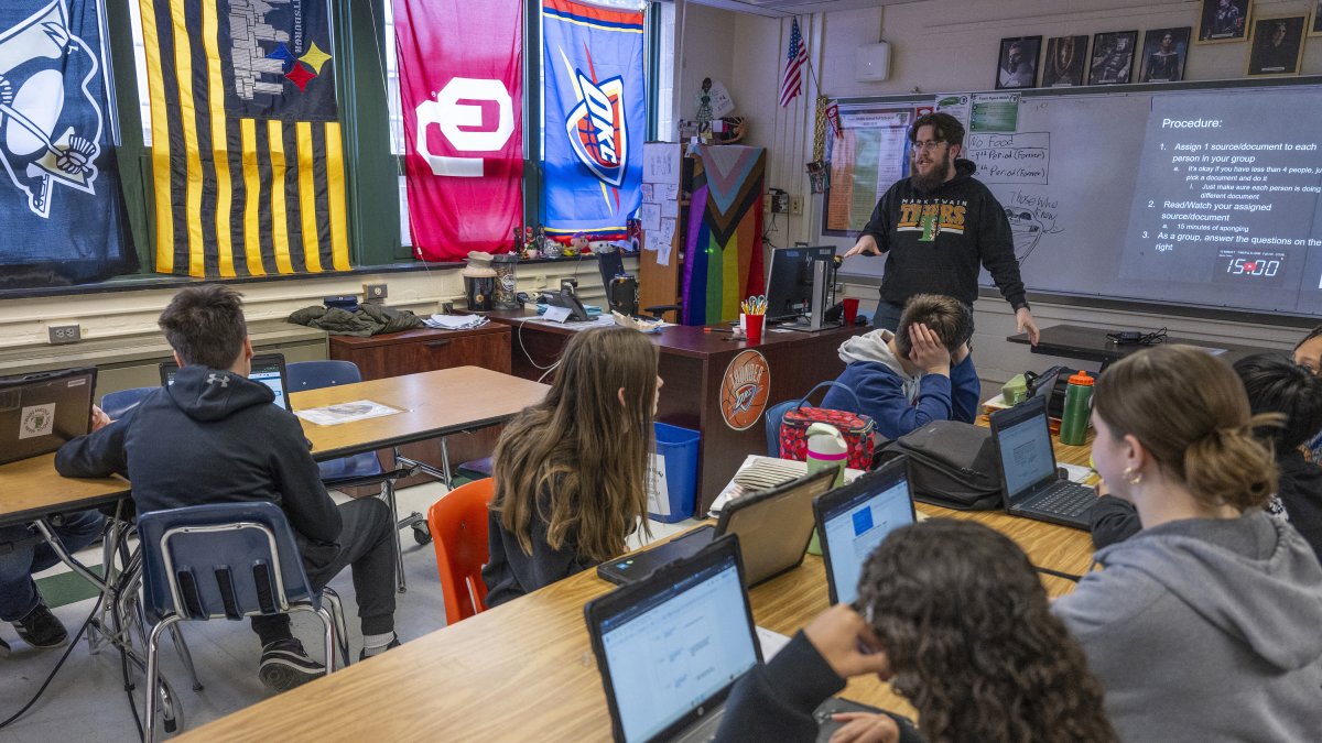 Niños en clase en una foto de archivo