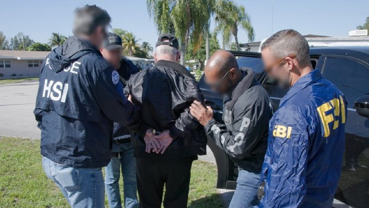 HSI and FBI agents arresting the Cuban ex-spy.