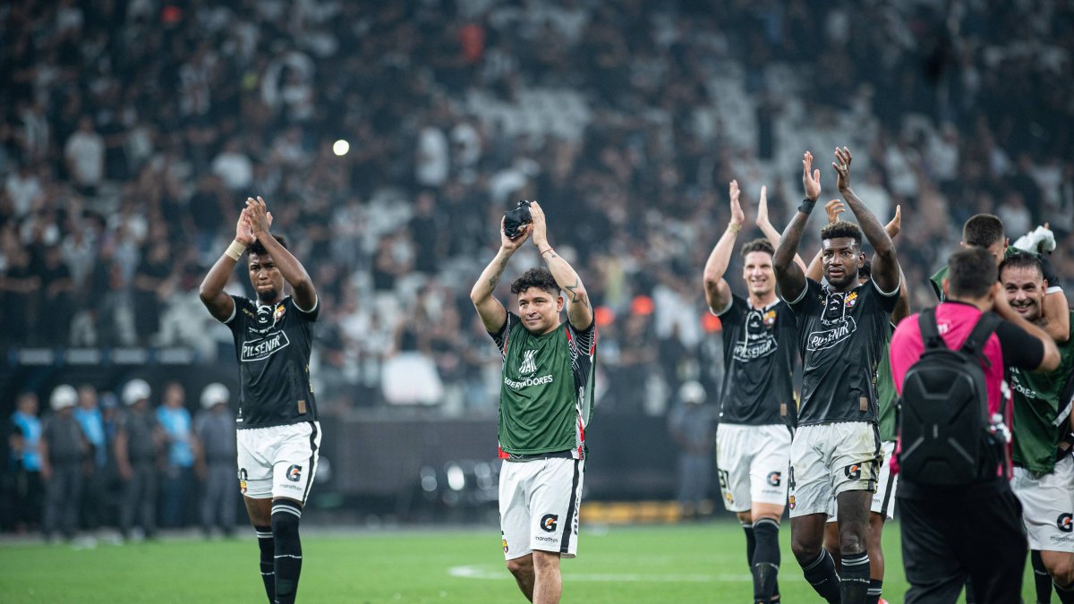 Los jugadores del Barcelona celebran su calificación frente al Corinthians