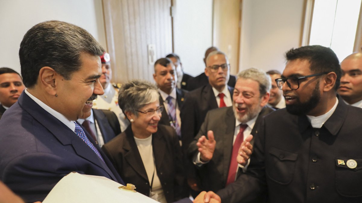 El presidente venezolano Nicolás Maduro y su homólogo guyanés Irfaan Ali durante la cumbre de la CELAC en 2024