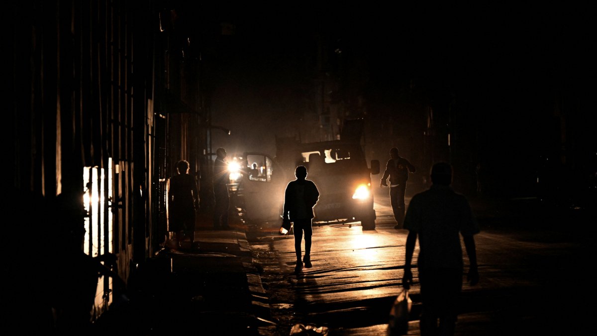 Cubanos caminan en la oscuridad tras el apagón