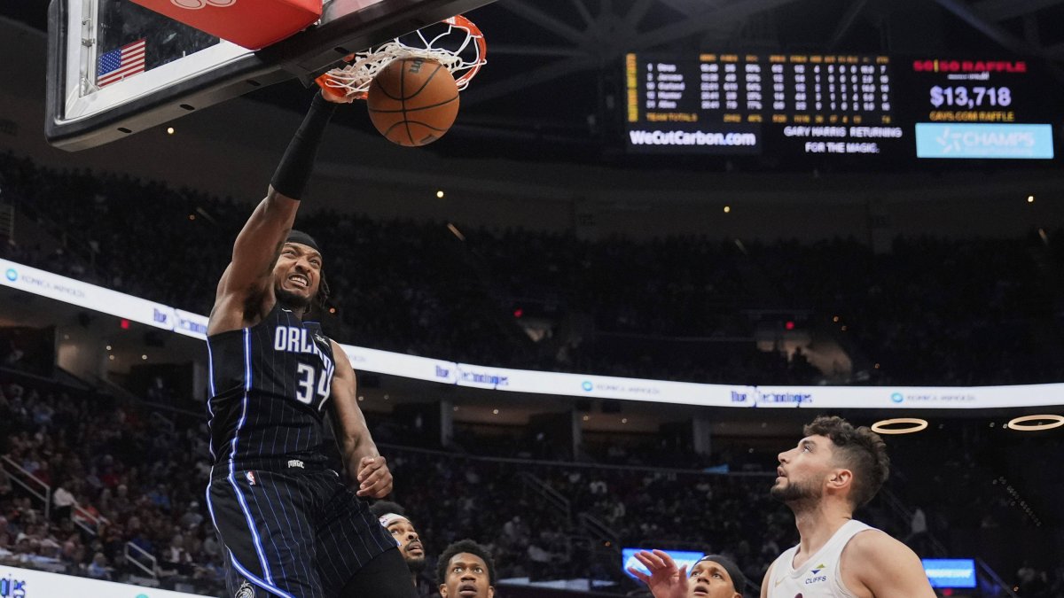 Carter Jr. (34) realiza un mate ante Ty Jerome