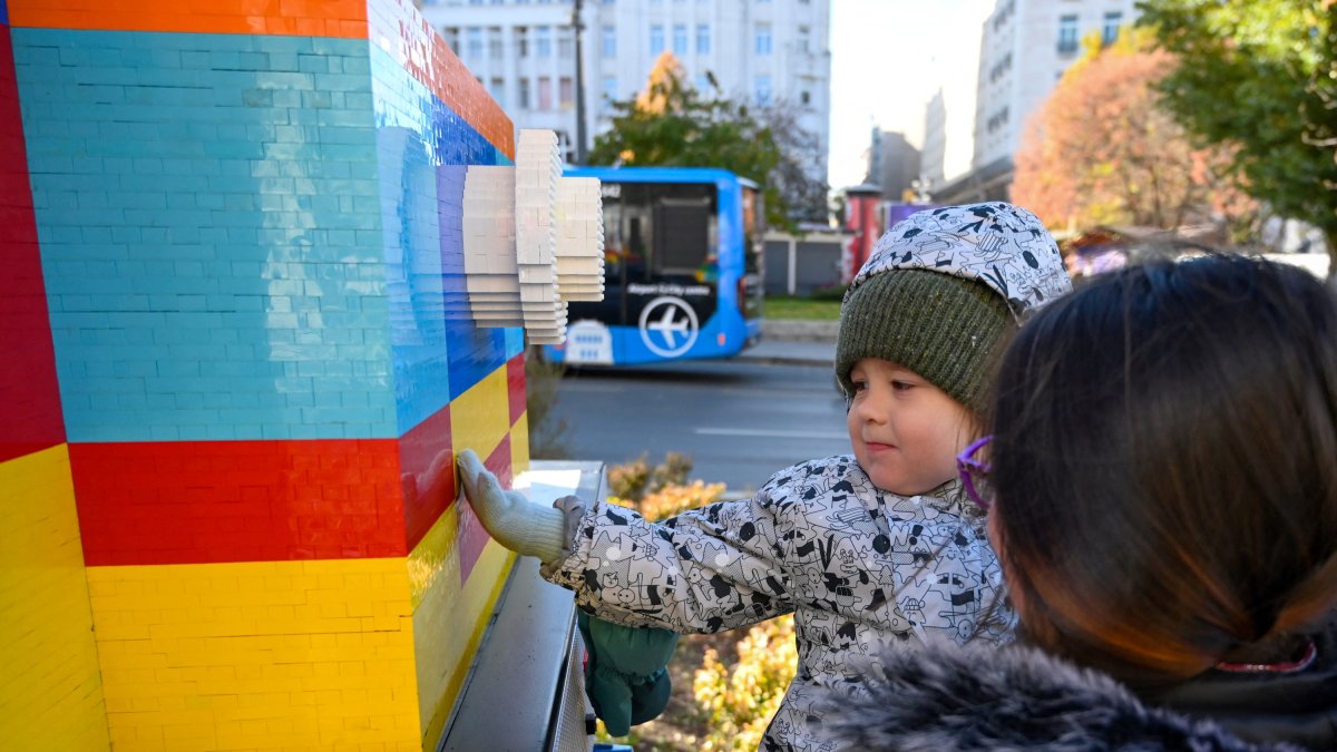 Un niño juego con una exposición Lego en Hungría