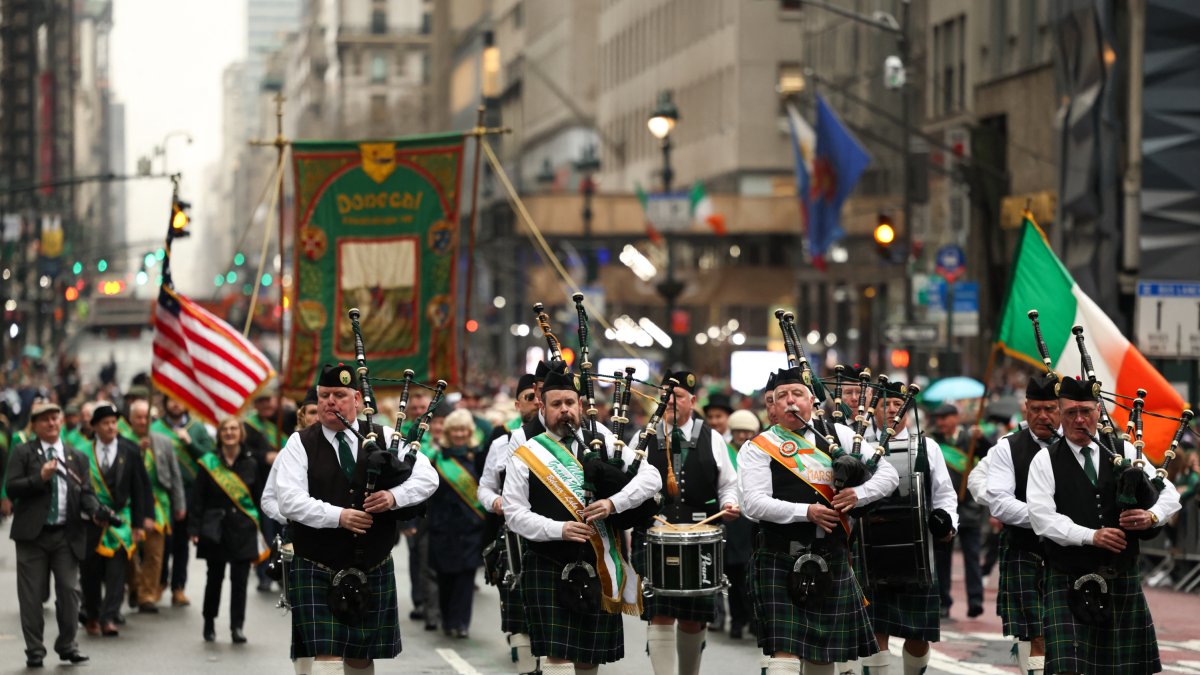Gaiteros participan en el desfile anual del Día de San Patricio en Nueva York