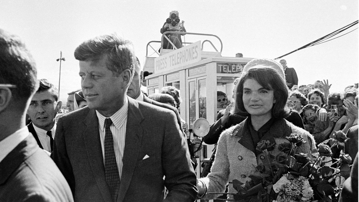 John and Jacqueline Kennedy arriving in Dallas / AP.