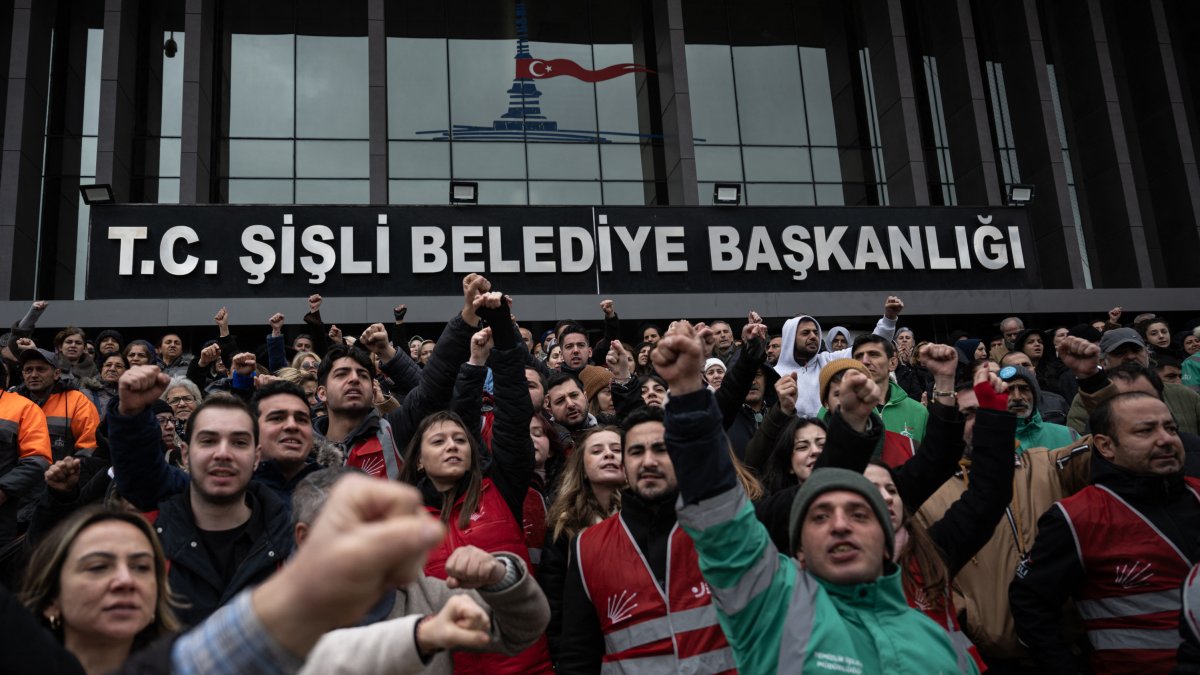 Supporters of Ekrem Imamoglu, protesting.