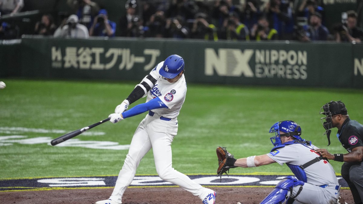 Shohei Ohtani batea frente a los Cubs