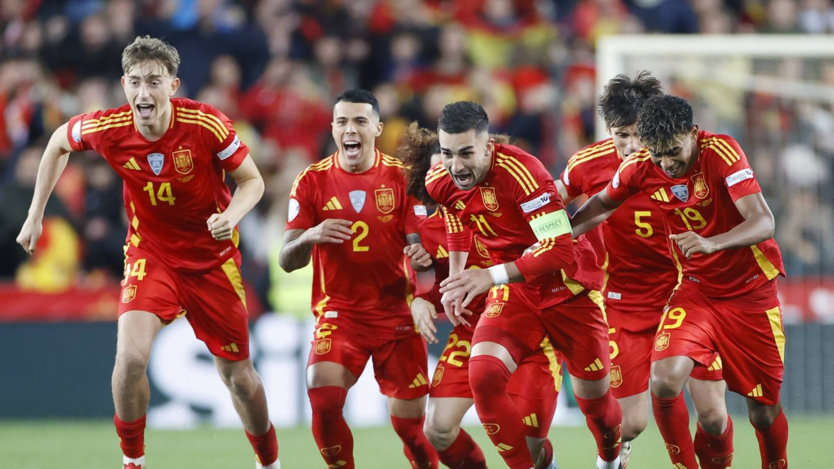 Los jugadores de la selección española celebran el triunfo