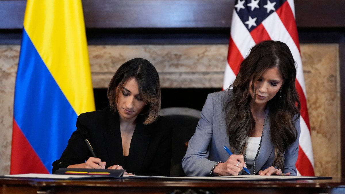 La secretaria Kristi Noem (d) y la canciller de Colombia, Laura Sarabia