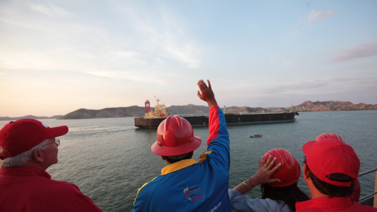 Maduro despide a un petrolero en una foto de archivo