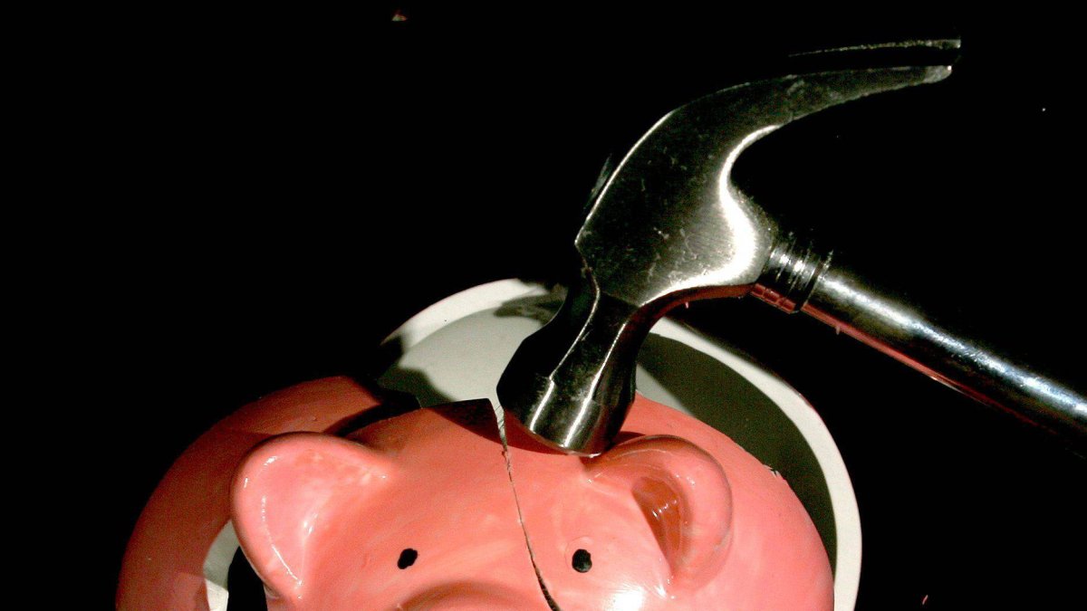 Una persona rompe su alcancía para disfrutar de sus ahorros