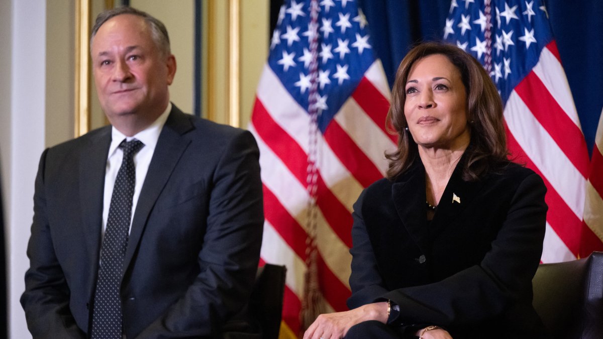 Doug Emhoff (d), esposo de Kamala Harris (i)