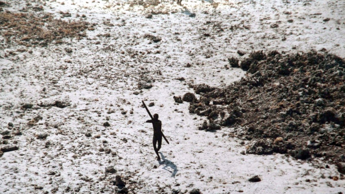 Un sentinelés apunta con arco y flecha contra un helicóptero en la isla Sentinel del Norte