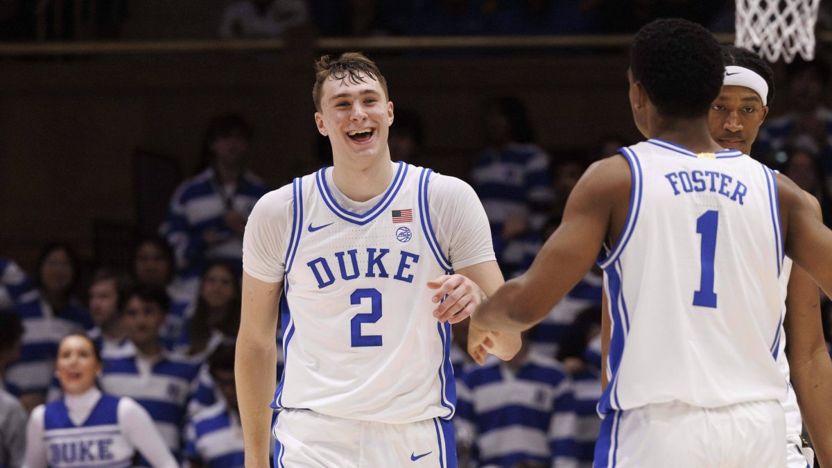 Cooper Flagg, de Duke, sonríe tras encestar