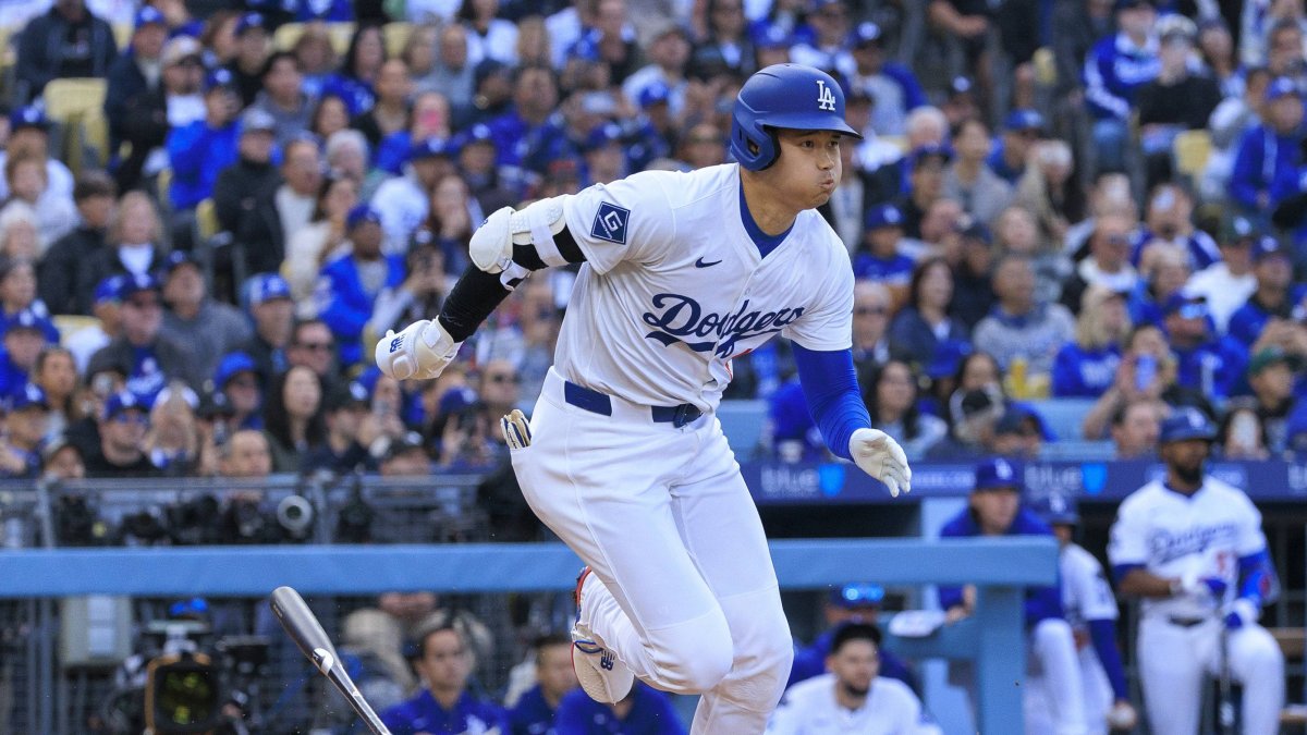 Shohei Ohtani #17 de los Dodgers se dirige a primera base