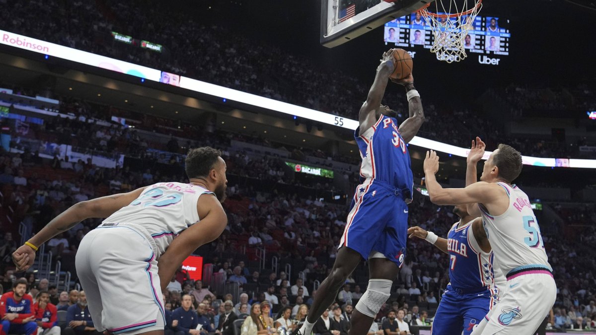 Adem Bona (30) trata de entrar a canasta ante los Heat