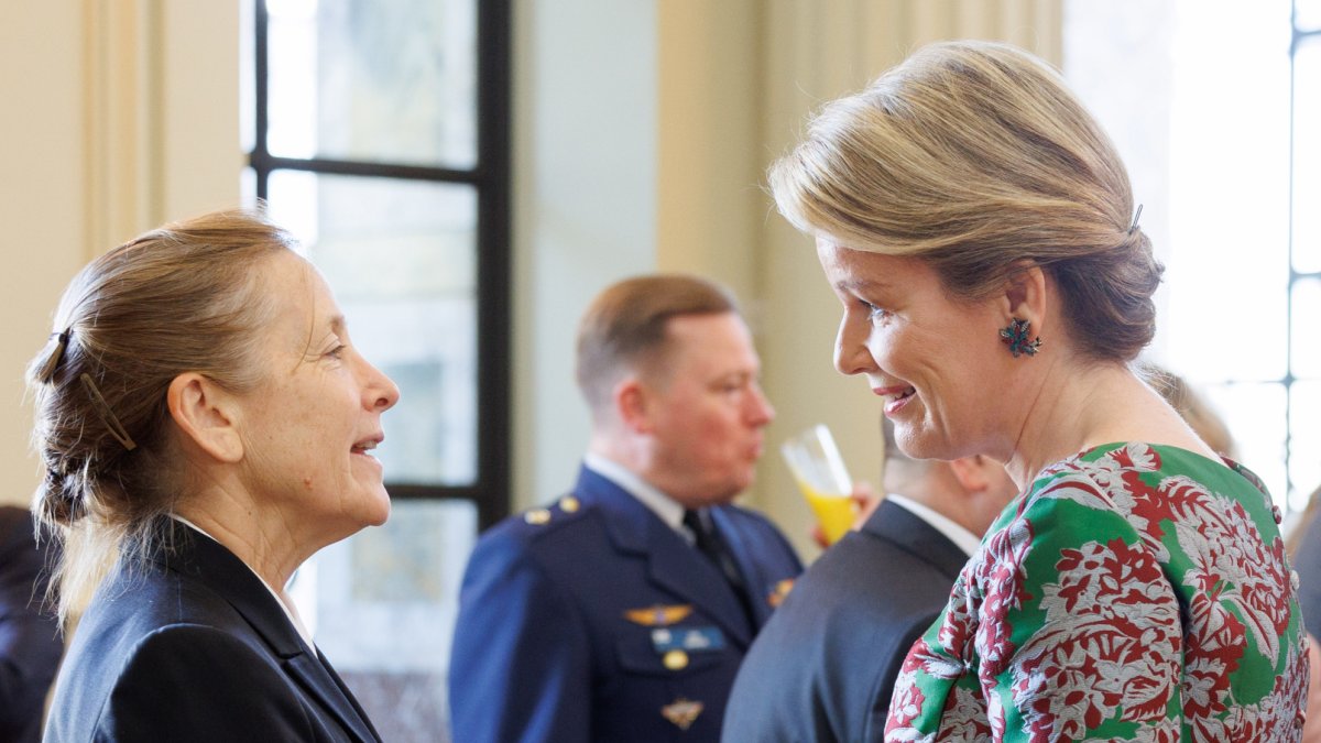 Vicealmirante Shoshana Chatfield (I), y la Reina Matilde de Bélgica(D)