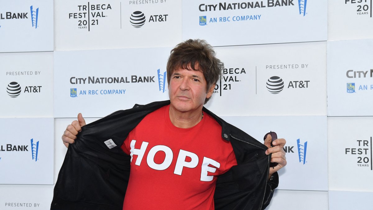 Clem Burke en una alfombra roja