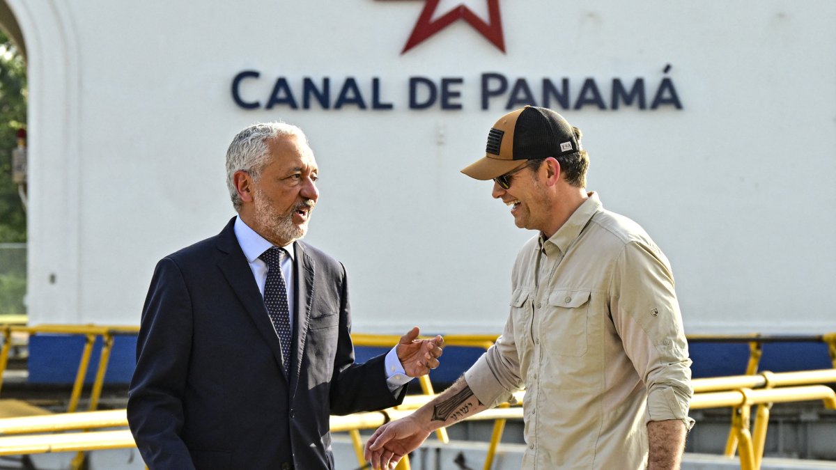 Pete Hegseth talks with Panama Canal Administrator Ricaurte Vasquez