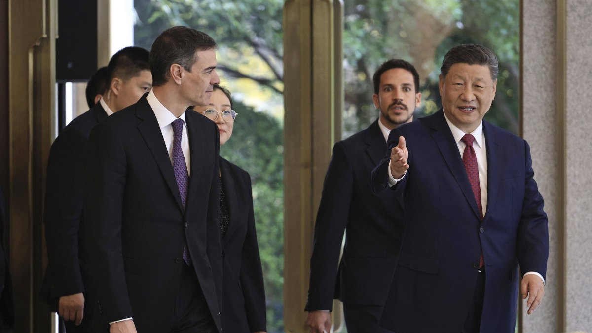 El presidente español, Pedro Sánchez, sigue las indicaciones de Xi Jinping