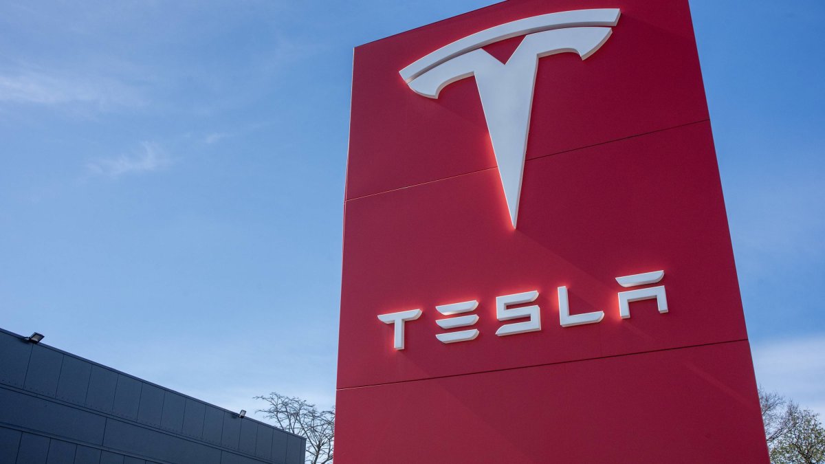 Un cartel de Tesla (Archivo)