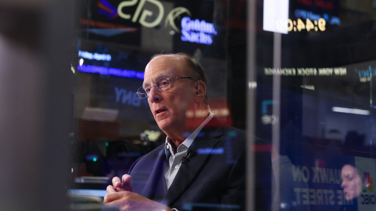 Larry Fink habla en el set de CNBC este 11 de abril
