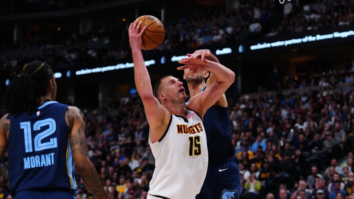 Jokic (15) entra a canasta ante los Grizzlies