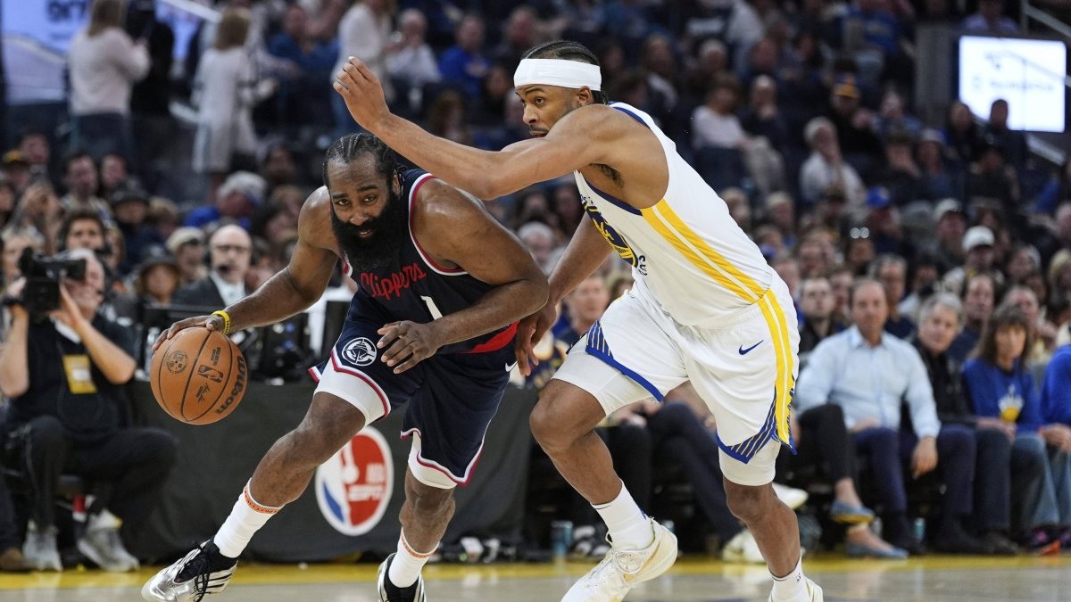 James Harden (l) scored by Moses Moody (r) in the final regular season game