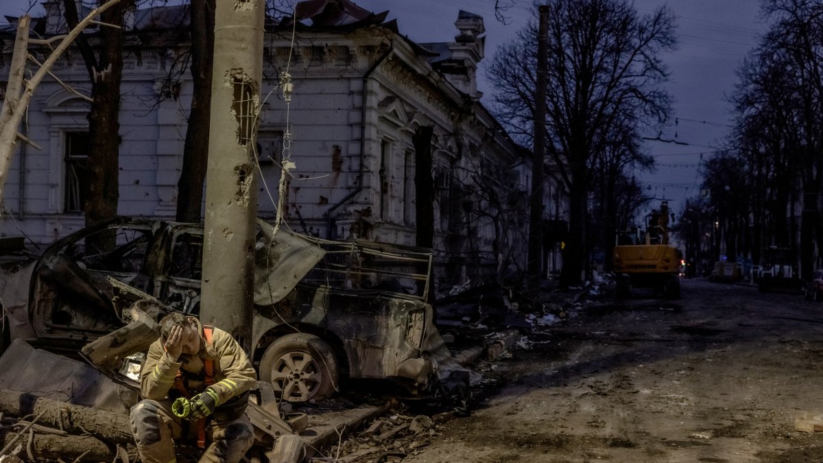 Un socorrista ucraniano hace una pausa en el lugar de un ataque con misiles en Sumi