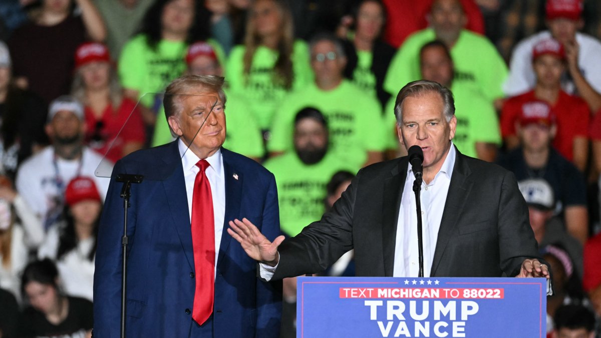 Rogers con Trump en la Universidad de Saginaw Valley/ Jim Watson