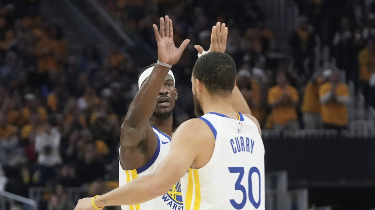Butler and Curry celebrate the win against the Grizzlies