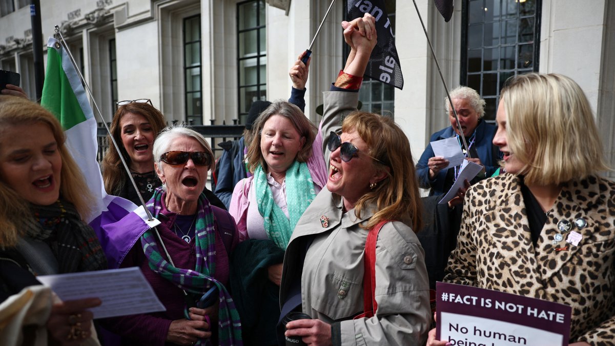 Activistas celebran la decisión de la Corte Suprema del Reino Unido