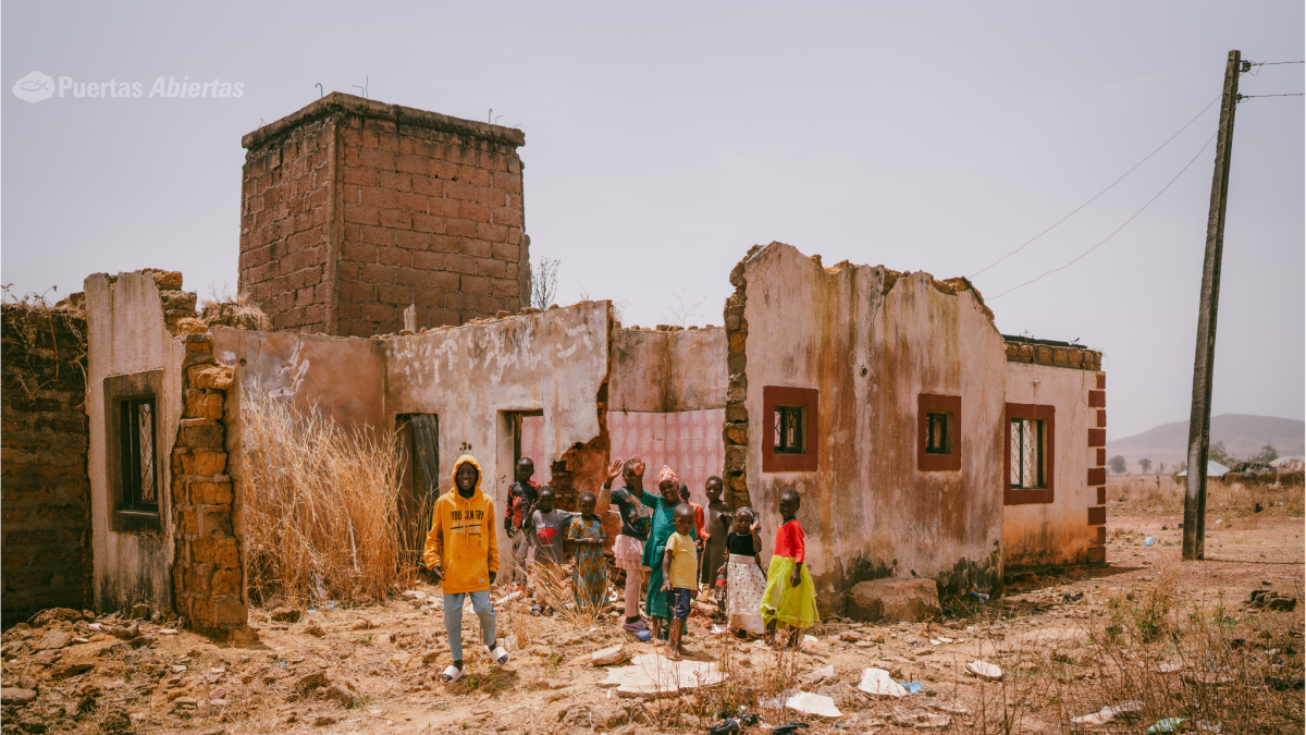 Niños cristianos sonríen entre las ruinas de un templo en Nigeria