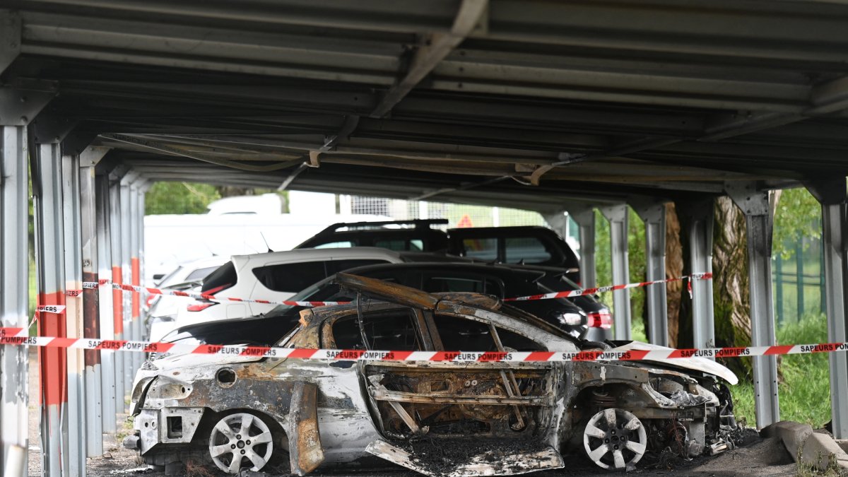 Coche quemado frente a la prisión de Tarascon, en el sur de Francia.