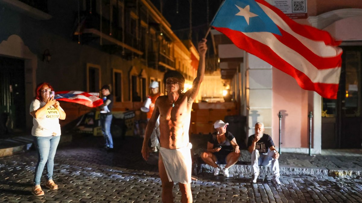 Puertorriqueños protestan frente a La Fortaleza durante un apagón masivo en el Viejo San Juan, Puerto Rico