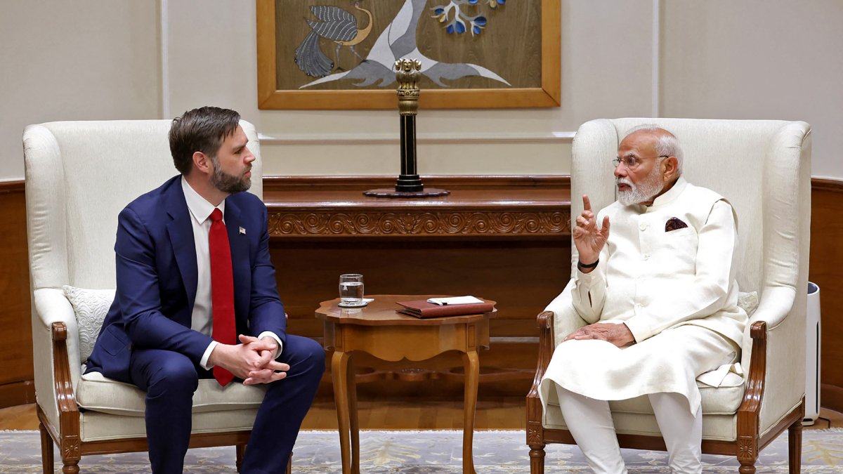 El primer ministro de la India, Narendra Modi (dcha.), hablando con el vicepresidente de EEUU, JD Vance