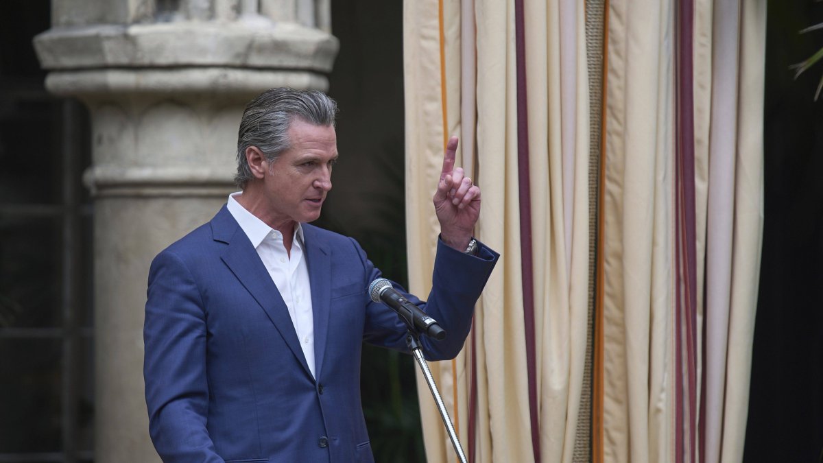 Gavin Newsom, durante una comparecencia