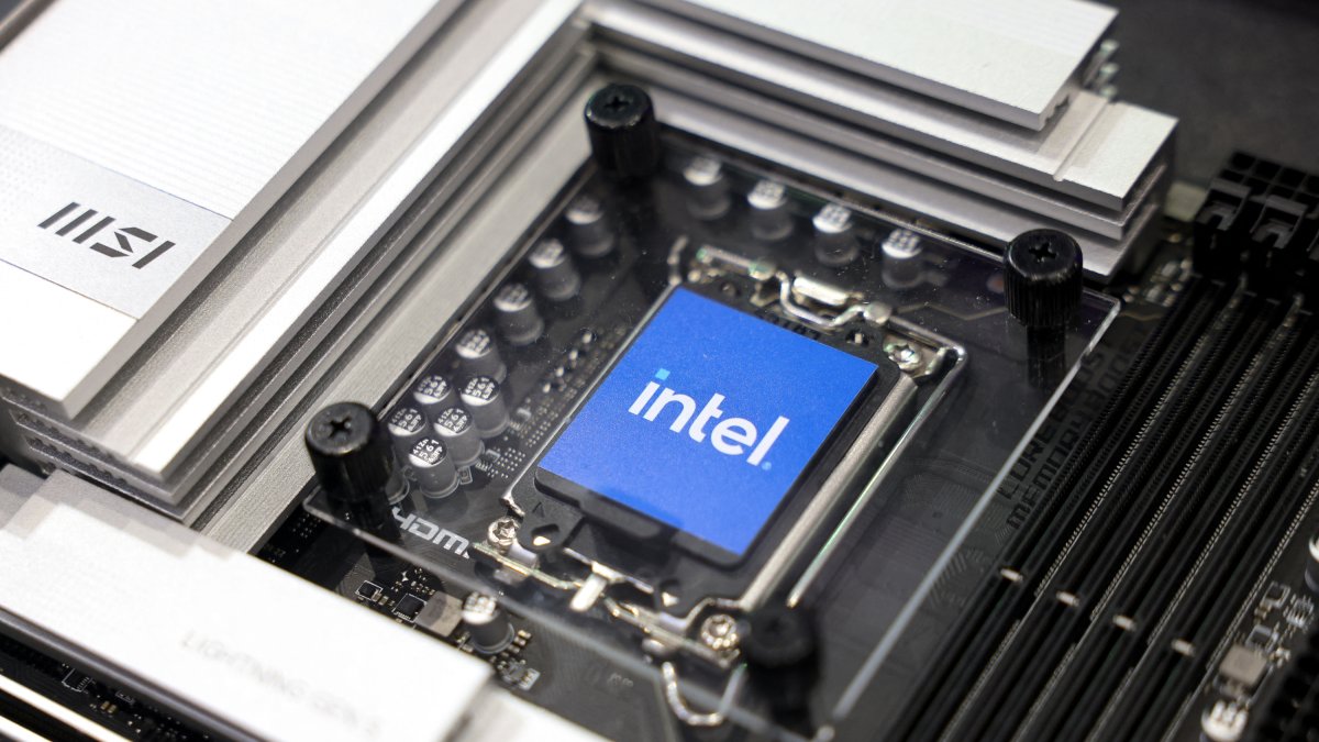 La muestra de un chip Intel se exhibe durante Computex 2024 en Taipei