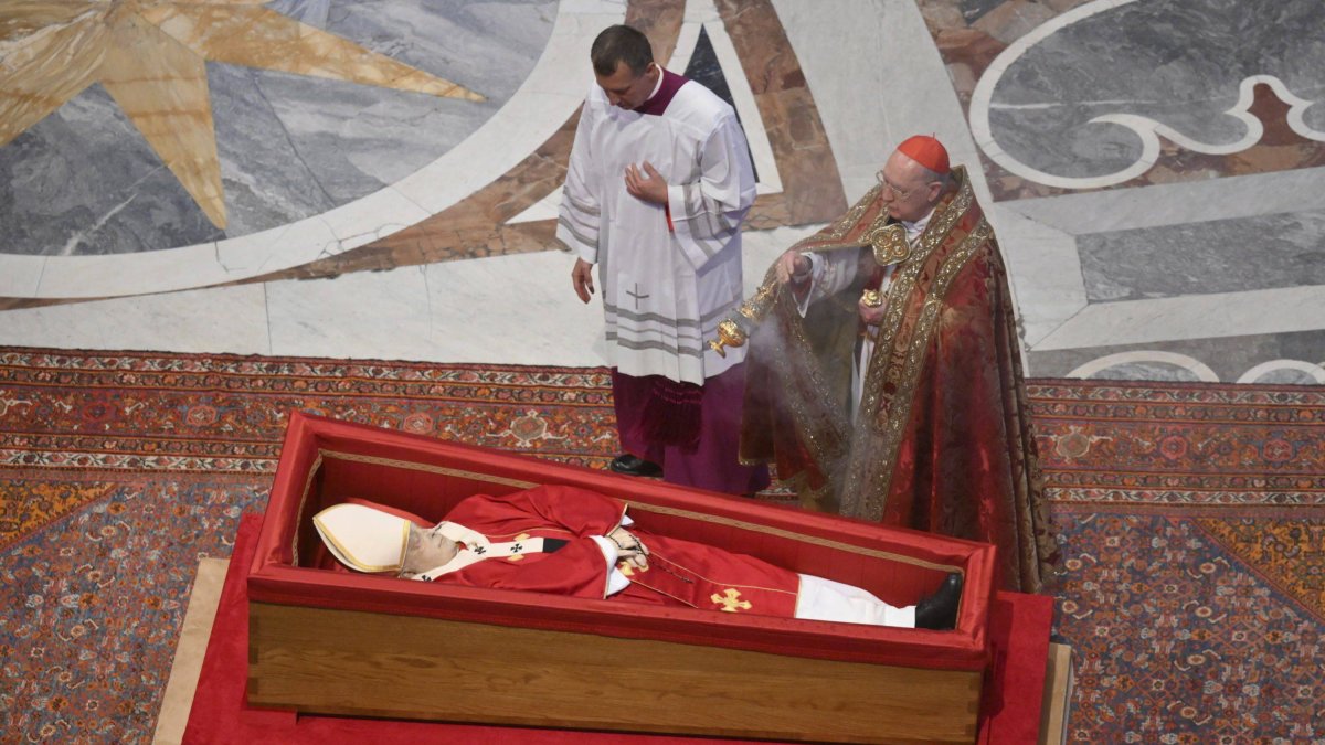 El cardenal Farrell inciensa el cuerpo de Francisco en San Pedro