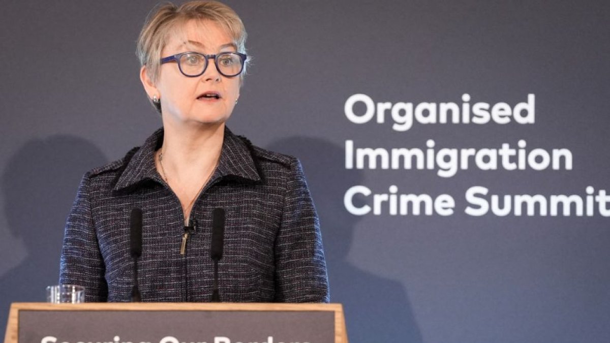 La ministra del Interior británica, Yvette Cooper
