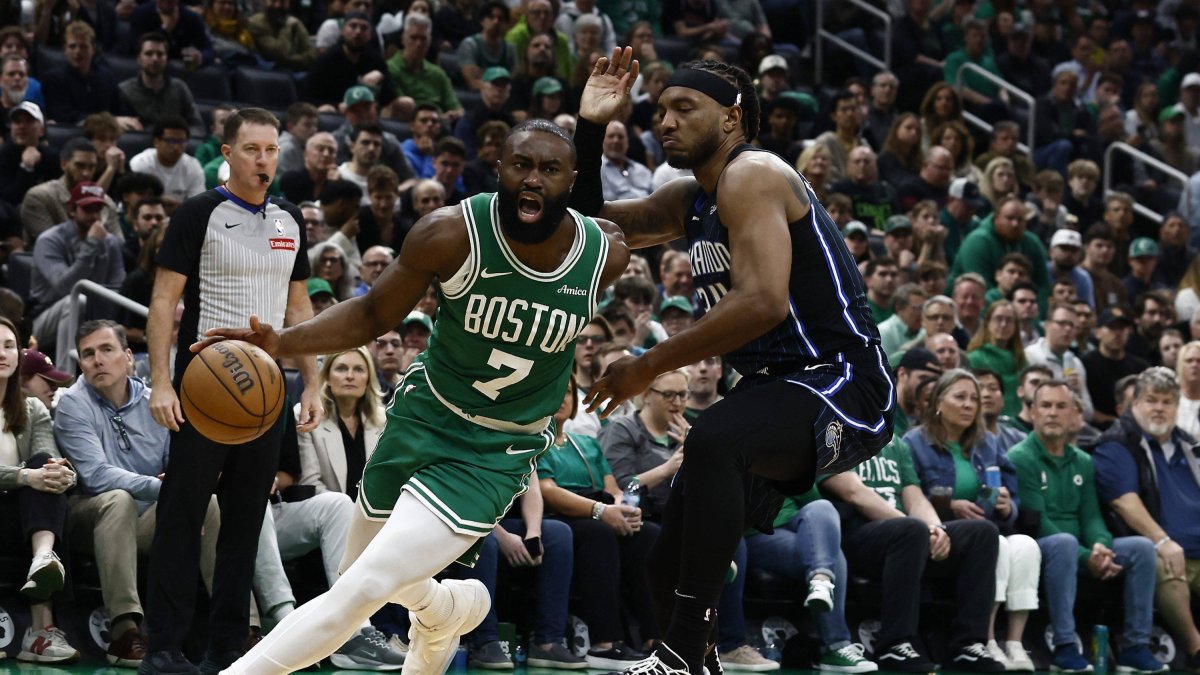 Jaylen Brown (7) supera a Wendell Carter Jr. (34)